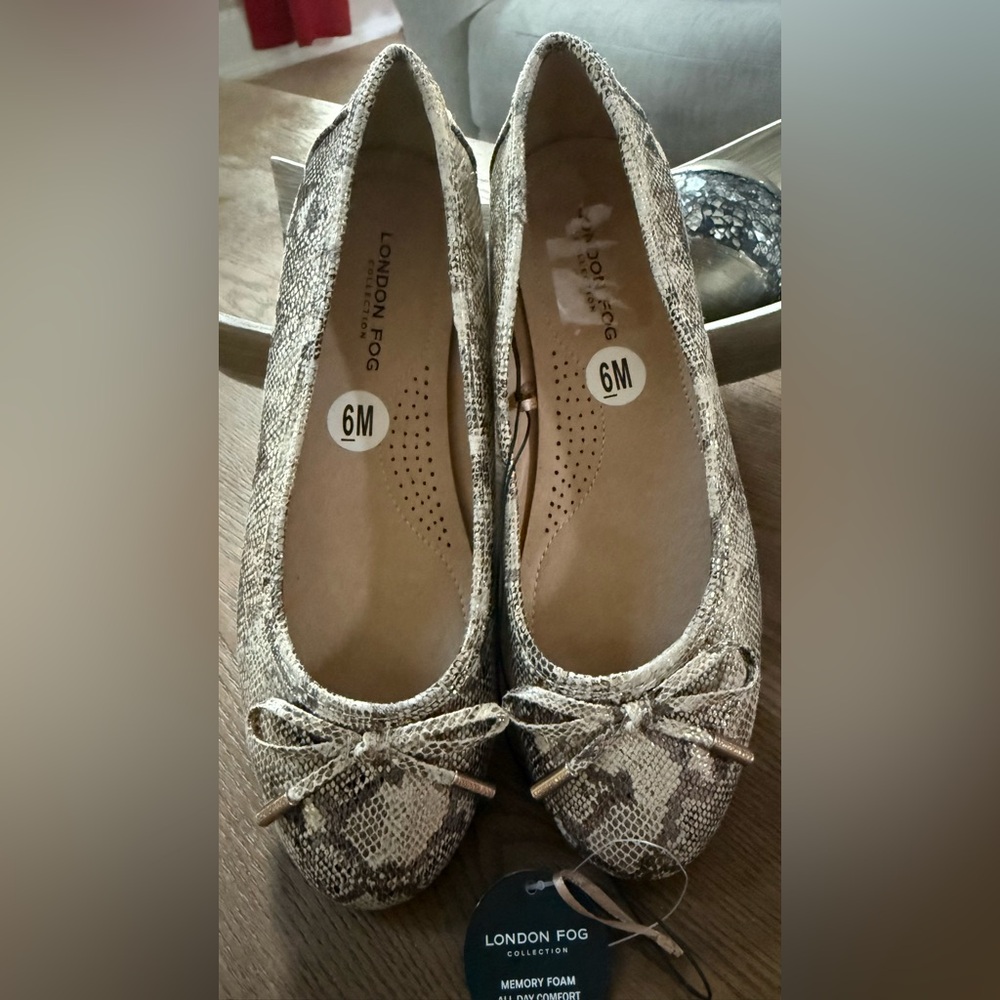 NWT London Fog Women's Textured Memory Foam Flats - Cream